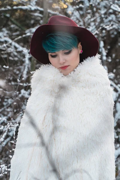 Gadis Cantik Dengan Rambut Biru Topi Merah Musim Dingin Dibungkus — Stok Foto