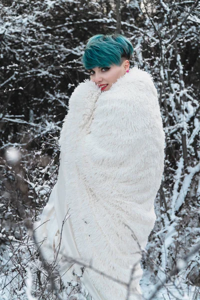 Gadis Cantik Dengan Rambut Biru Musim Dingin Dibungkus Dalam Mantel — Stok Foto