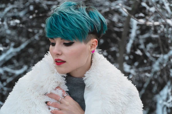 Una Buena Chica Con Pelo Azul Envolvió Abrigo Piel Blanca —  Fotos de Stock