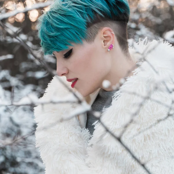 Una Buena Chica Con Pelo Azul Envolvió Abrigo Piel Blanca —  Fotos de Stock