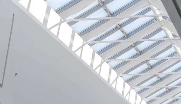 Біла Металева Конструкція Скляного Даху Великого Торгового Центру Анотація Високотехнологічної — стокове фото