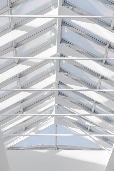 大型ショッピング センターのガラス屋根のホワイト メタル施工 ハイテク建築の抽象的な背景の写真 — ストック写真