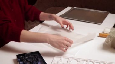 Ev yapımı zencefilli kurabiye yapma kızlar ellerini kapatın. Noel pişirme. Hamur ve zencefil çerezleri için formu. Kız hamur ve kesim rakamlar çerez kesici ile rulo