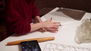 Ev yapımı zencefilli kurabiye yapma kızlar ellerini kapatın. Noel pişirme. Hamur ve zencefil çerezleri için formu. Kız hamur ve kesim rakamlar çerez kesici ile rulo