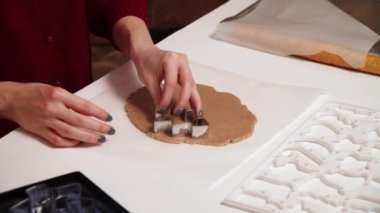 Ev yapımı zencefilli kurabiye yapma kızlar ellerini kapatın. Noel pişirme. Hamur ve zencefil çerezleri için formu. Kız hamur ve kesim rakamlar çerez kesici ile rulo