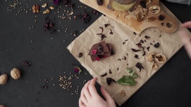 Flatlay Donkere Achtergrond Met Chocolade Walnoot Hout Papier Dames Handen — Stockvideo