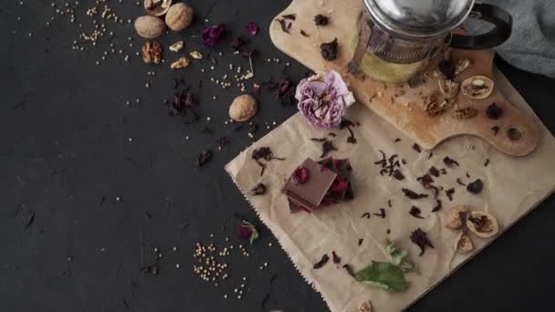 Flatlay Donkere Achtergrond Met Chocolade Walnoot Hout Papier Dames Handen — Stockvideo