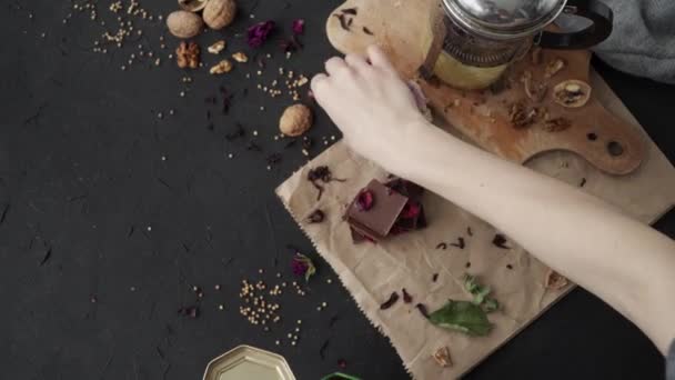 Flatlay Fundo Escuro Com Chocolate Noz Tábua Madeira Papel Mãos — Vídeo de Stock