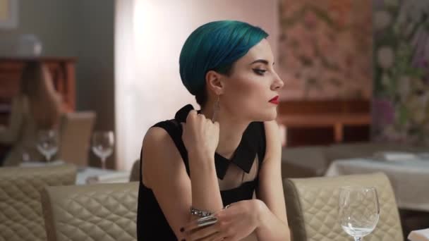 Hermosa Mujer Triste Con Pelo Azul Corto Sentada Sola Restaurante — Vídeos de Stock