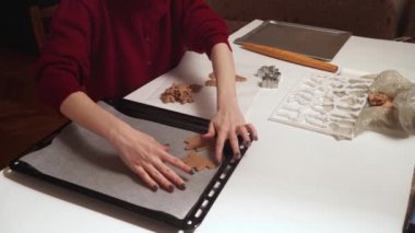 Ev yapımı zencefilli kurabiye yapma kızlar ellerini kapatın. Noel pişirme. Hamur ve zencefil çerezleri için formu. Kız hamur ve kesim rakamlar çerez kesici ile rulo