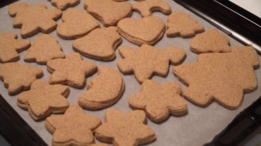 Close-up hazır gingerbread çerezleri sırla kaplı olması hazır masada yalan söylüyorsun