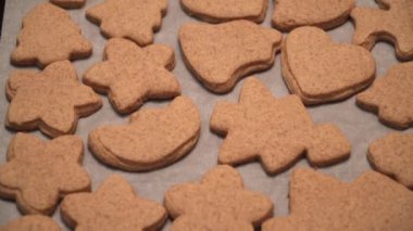 Close-up hazır gingerbread çerezleri sırla kaplı olması hazır masada yalan söylüyorsun