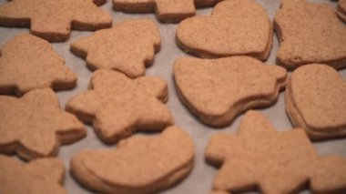 Close-up hazır gingerbread çerezleri sırla kaplı olması hazır masada yalan söylüyorsun