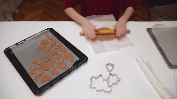 女の子の手の手作りジンジャーブレッド クッキーを作るをクローズ アップ クリスマスのベーキングします 生地とジンジャー クッキーの形式 女の子ロール クッキー カッターで生地とカットの数値 — ストック動画