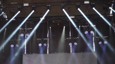 Sahne ışıkları yanıp sönen ve gösteri sırasında parlayan konser sırasında açılır. Külah ışık duman. Büyük konser ışık arka plan açık havada. HD çözünürlük tam 60 fps