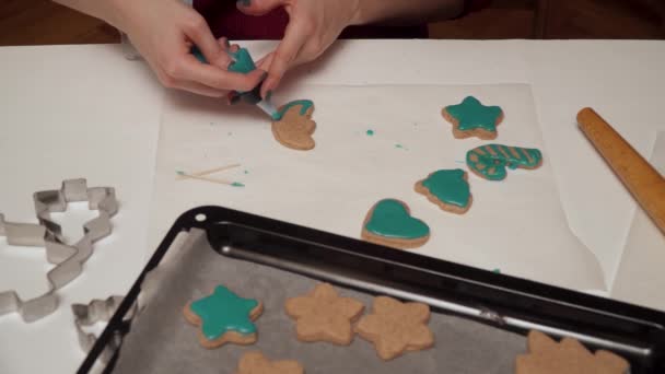 Meisje Siert Zelfgemaakte Peperkoek Koekjes Met Gekleurde Glazuur Close Kerst — Stockvideo