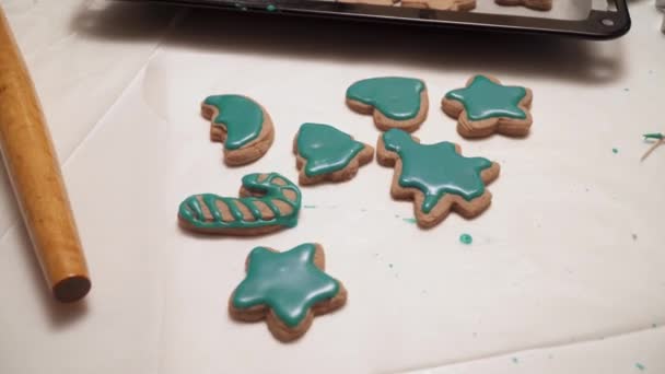 Menina Decora Biscoitos Gengibre Caseiros Com Esmalte Colorido Perto Cozimento — Vídeo de Stock