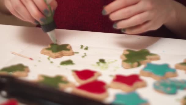Flicka Dekorerar Hembakade Pepparkakor Cookies Med Färgad Glasyr Nära Håll — Stockvideo