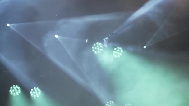 Sahne Işıkları Yanıp Sönen Parlayan Konser Sırasında Açılır Külah Işık — Stok video