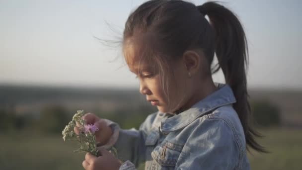 Linda Niña Asiática Mira Flor Con Curiosidad Interés Primavera Temporada — Vídeos de Stock