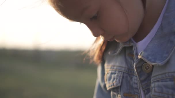 Linda Niña Asiática Mira Flor Con Curiosidad Interés Primavera Temporada — Vídeo de stock