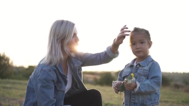 Capelli Biondi Madre Europea Madre Raddrizza Capelli Della Figlia Cinese — Video Stock