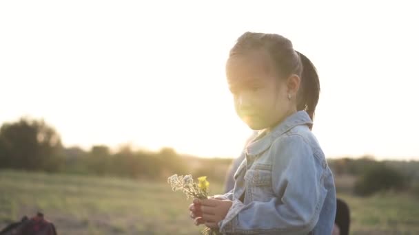 Мила Азіатська Дівчина Заходить Камеру Дарує Польові Квіти Комусь Рамки — стокове відео