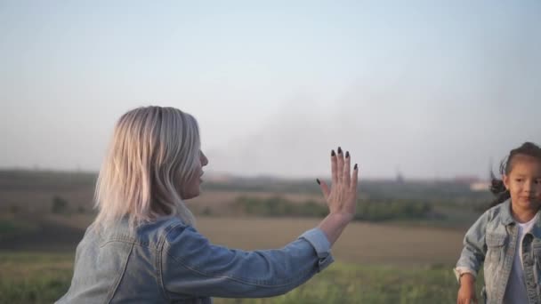 Roztomilá Malá Čínská Dívka Dává Vysoké Pět Evropské Matce Běhu — Stock video