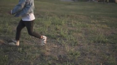 Sevimli küçük Asya kız annesine Park'a çevresinde çalışan. Karışık yarış Aile, Avrupa anne ve vakit parkta günbatımı üzerinde Çinli kızı. Bahar ya da yaz sezonu sıcak.