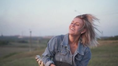 Karışık yarış Aile, Avrupa anne ve vakit parkta günbatımı üzerinde Çinli kızı. Mutlu anne çocuğunu tutan ve eğlenceli Park etrafında dön. Bahar ya da yaz sezonu sıcak. Ağır çekim vurdu