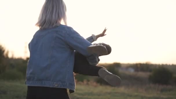 Gemischte Rassenfamilie Europäische Mutter Und Chinesische Tochter Die Bei Sonnenuntergang — Stockvideo