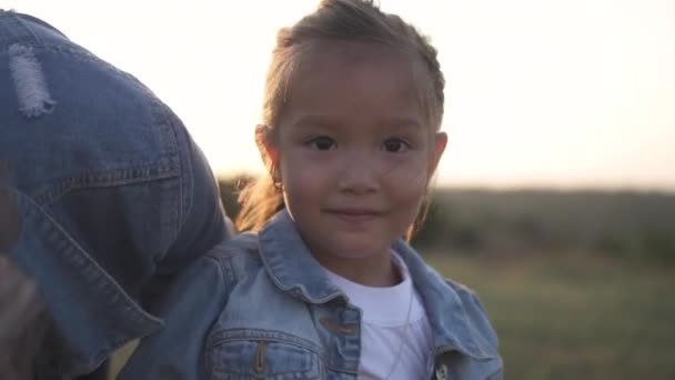 Bonito Pouco Ásia Menina Olhando Para Câmara Tiro Perto Família — Vídeo de Stock