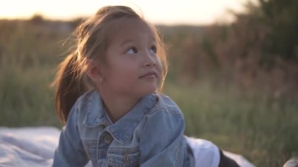 Mignonne Petite Fille Asiatique Lève Litière Blanche Famille Mixte Mère — Video