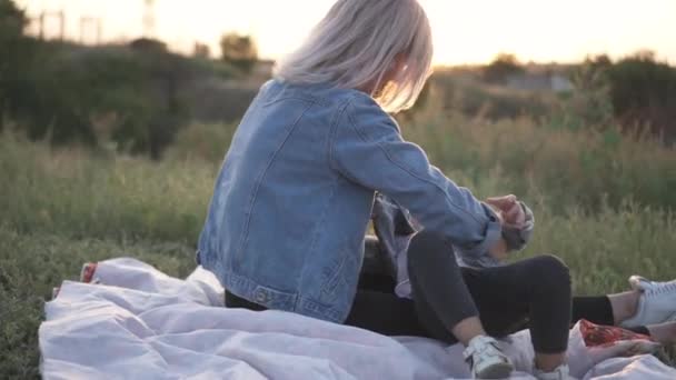 Familia Raza Mixta Madre Europea Hija Asiática Pasando Tiempo Parque — Vídeos de Stock