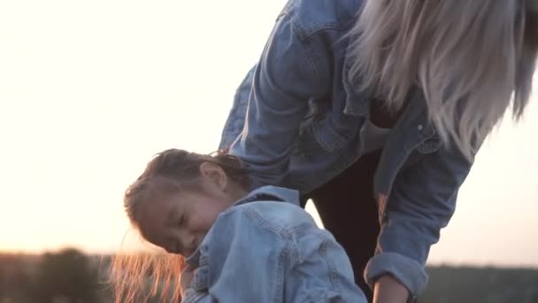 Pequena Menina Asiática Abraça Sua Mãe Wtih Amor Família Raça — Vídeo de Stock