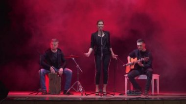Müzik bant kırmızı ışık aşamasında ve duman içinde geçmiş. Üç müzisyen - kız şarkıcı, davulcu ve gitarist müzik gösterisi sırasında gerçekleştirmek..