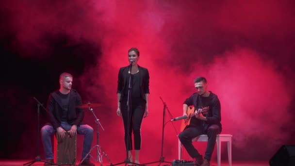 Banda Música Tocando Palco Luz Vermelha Fumaça Fundo Três Músicos — Vídeo de Stock