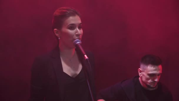 Gros Plan Une Chanteuse Dans Groupe Musique Interprétant Une Chanson — Video