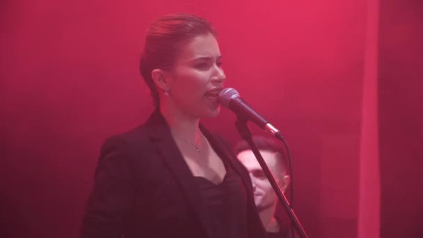 Gros Plan Une Chanteuse Dans Groupe Musique Interprétant Une Chanson — Video