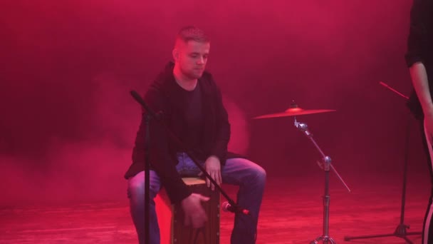 Baterista Banda Música Interpretando Parte Una Canción Escenario Durante Espectáculo — Vídeo de stock