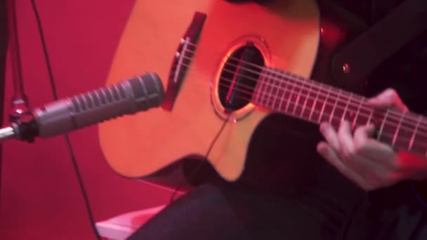 Primer Plano Guitarristas Manos Banda Música Interpretando Parte Una Canción — Vídeos de Stock