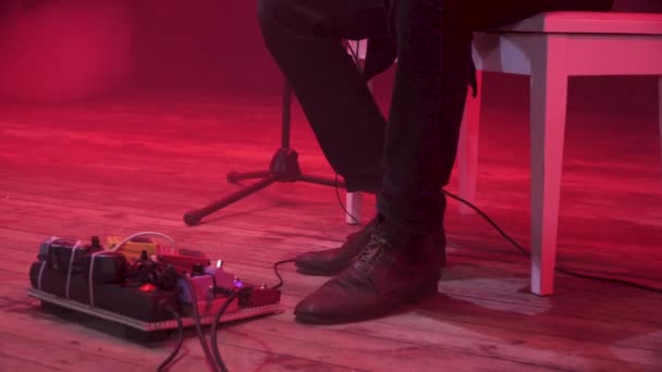 Guitarrista Alterar Efeito Sonoro Uma Placa Pedal Efeitos Com Chão — Vídeo de Stock