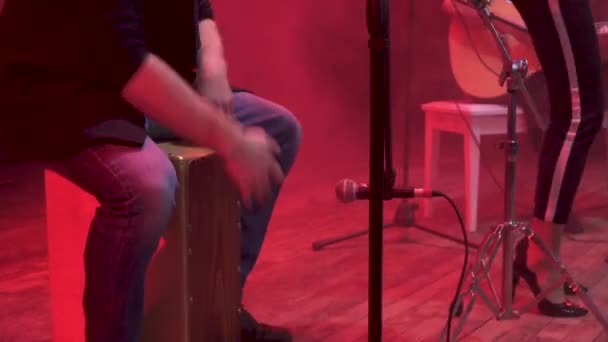 音乐乐队的鼓手在演出期间在舞台上表演他的部分歌曲 背景是红灯和烟雾 — 图库视频影像