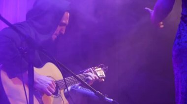 Gitarist müzik grubu ile farklı renk ışık ve arka planda duman gösterisi sırasında bir şarkı performans'ın sinek kadar kapatın.