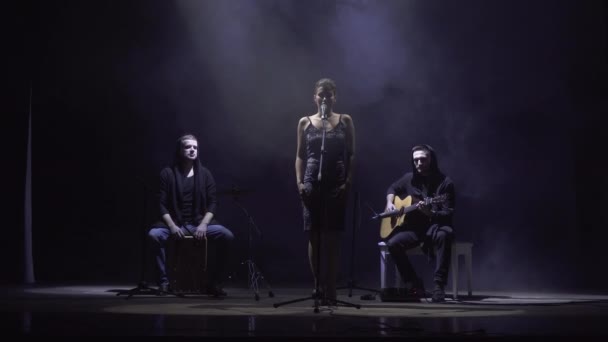 Musikband Auf Der Bühne Rauch Hintergrund Drei Musikerinnen Sängerin Schlagzeugerin — Stockvideo