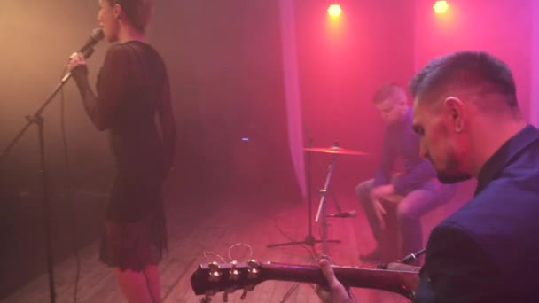 Steadicam Rondvliegen Meisje Zanger Emotioneel Uitvoeren Het Podium Met Band — Stockvideo