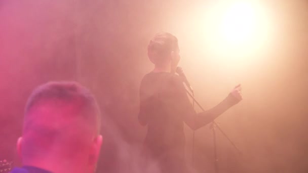 Steadicam Voar Redor Cantor Menina Realizando Emocionalmente Palco Com Banda — Vídeo de Stock