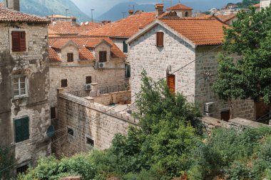 Old Town evleri ve kırmızı kiremitli çatılar ile ve ahşap kepenkleri ile bir dağ içinde belgili tanımlık geçmiş görünümünü