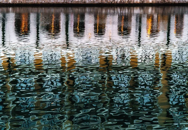 Reflet dans l'eau du golfe brille dans les couleurs vert et orange — Photo