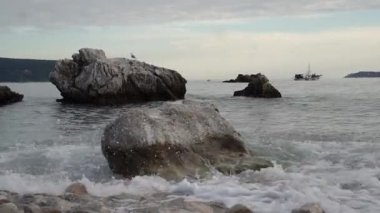 Adriyatik Denizi 'nin dalgaları sahildeki taşlara çarpıyor.